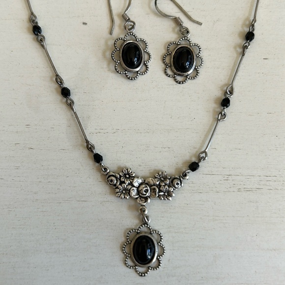 Gorgeously Vintage Necklace & Pierced Earrings Set - Silver & Black 🩶 - Picture 2 of 3
